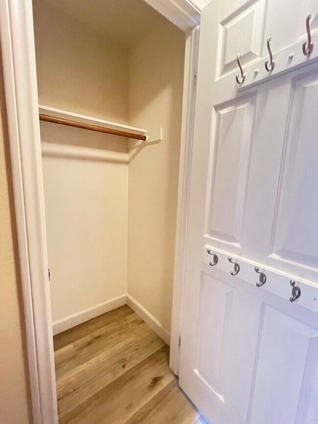 Building Photo - Los Caballeros #526