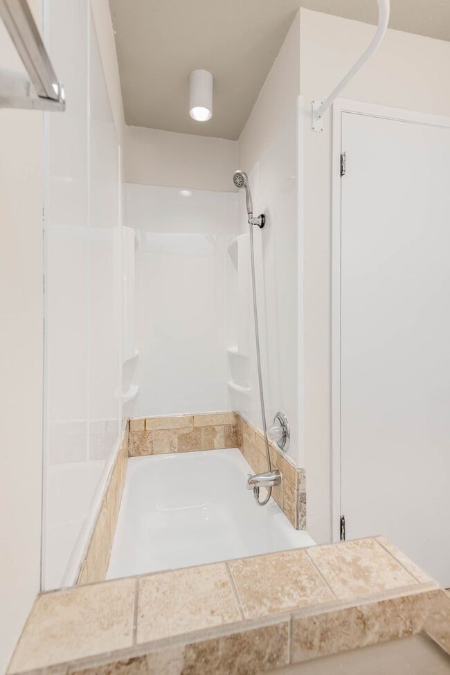 Building Photo - Bright 2 Bedroom Townhouse with Creek Views and Excellent Commuter Location