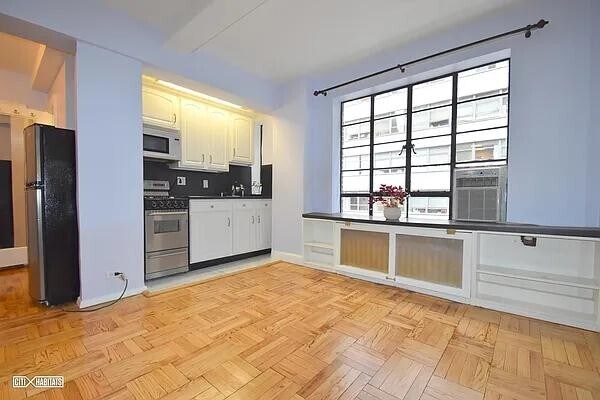 Building Photo - 140 E 40th St