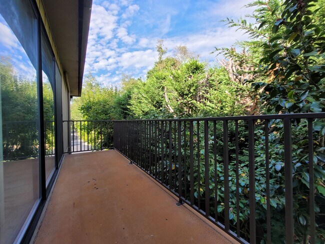 Building Photo - Conveniently located South Kirkland near Downtown-Laurel Park