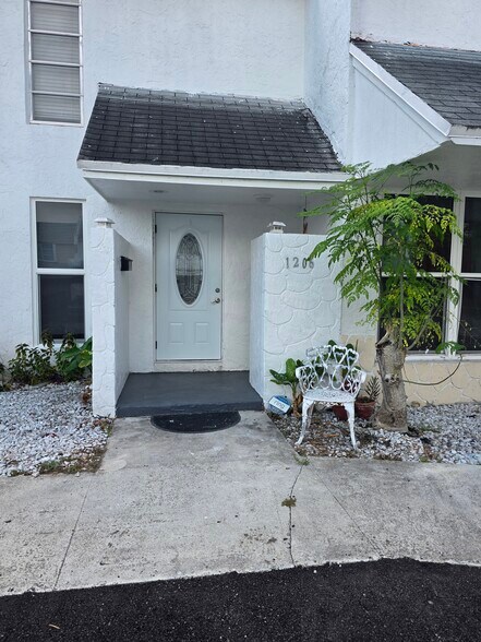 Main Entrance - 1206 Seaview