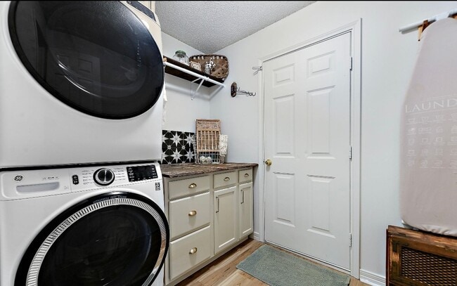 Building Photo - Updated 4 bedroom 2.5 bath home in Ocean Springs!