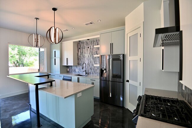 Building Photo - South Austin Oasis