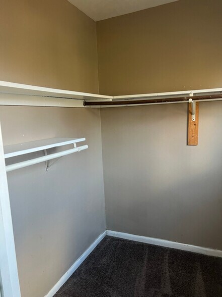 Building Photo - 8413 Cottonwood Dr