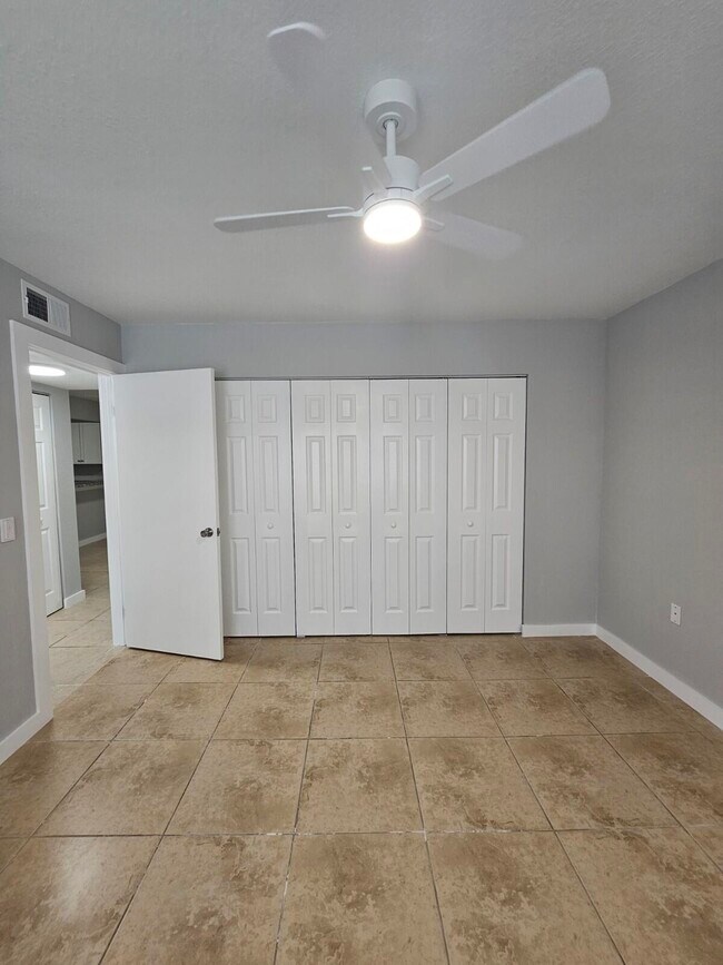 Building Photo - 1545 Lake Crystal Dr