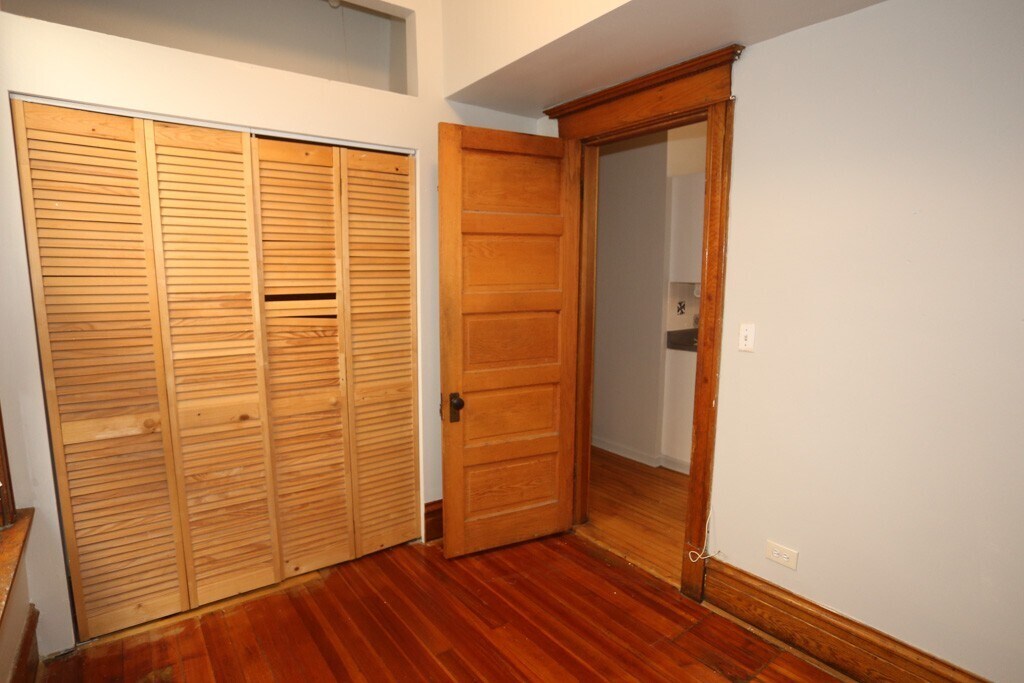 Building Photo - 1326 N Claremont Ave