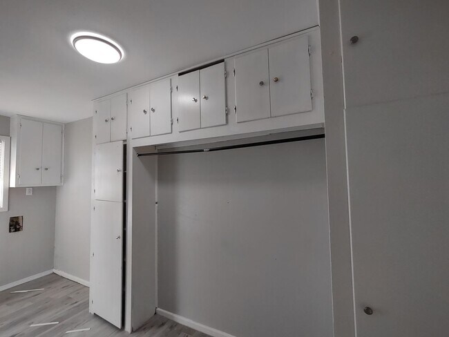Building Photo - Large Updated 4 Bedroom Home Off University