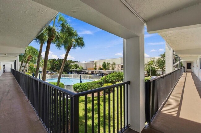 Building Photo - 2525 W Bay Dr