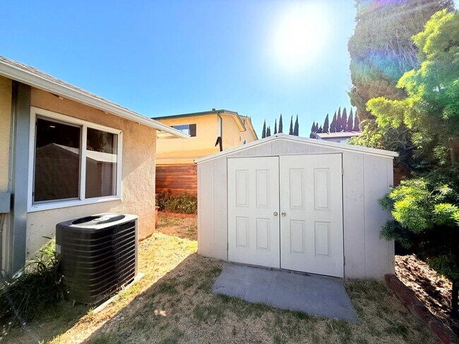 Building Photo - 4447 Lockwood Ave