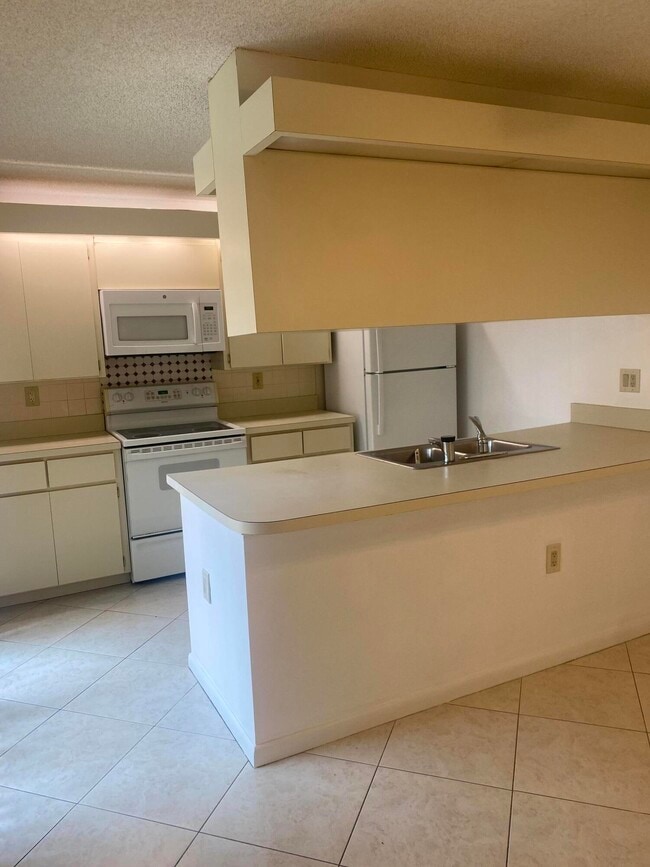 Building Photo - 222 Live Oak Ln
