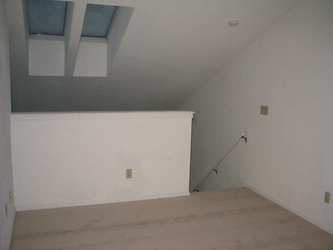 Building Photo - Stylish Loft Apartments Near the Madison A...