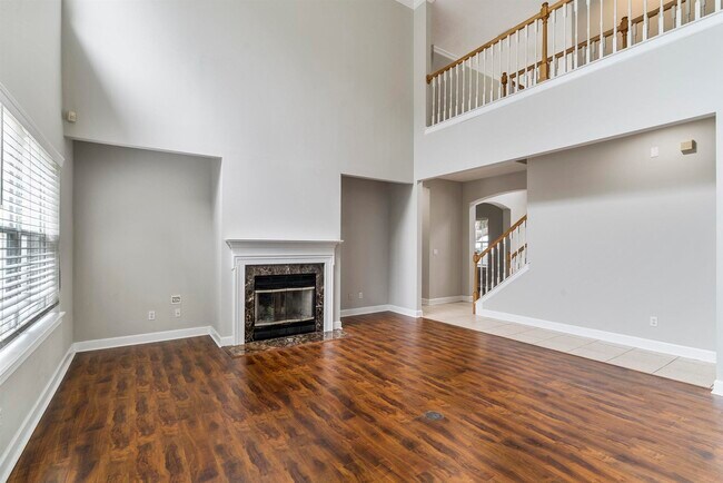 Building Photo - 206 2nd St
