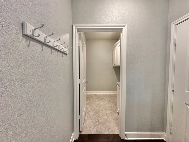 Building Photo - Available Now! Stunning 3 Bed 2 Bath in So...