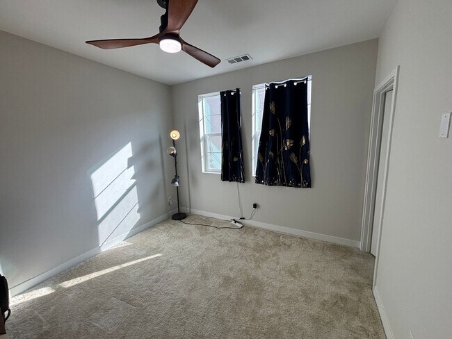 Building Photo - Beautiful 3-Bedroom Home with Solar in Valencia!