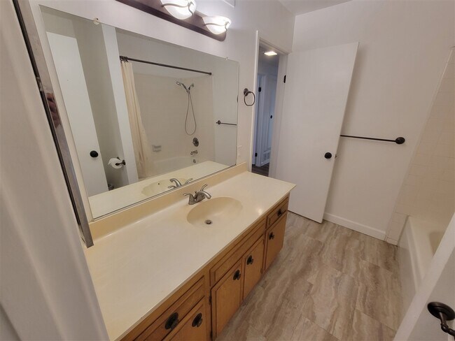 Building Photo - Oxnard Condo