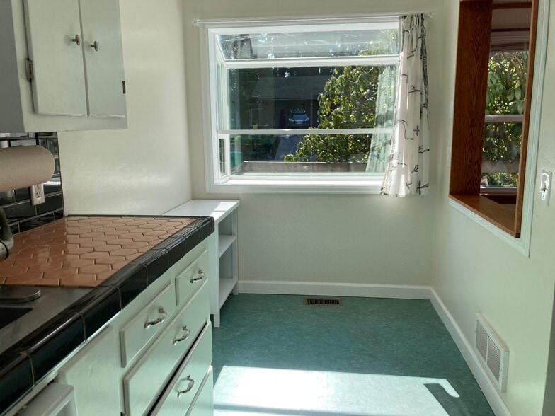 Kitchen nook - 4407 SE Tibbetts St