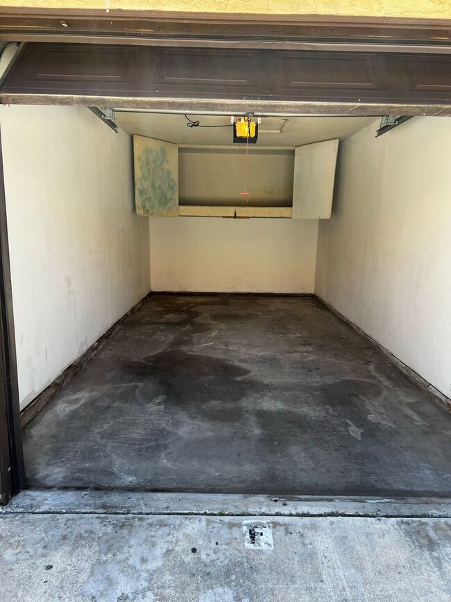 Building Photo - Remodeled Townhome with Garage and Yard in...