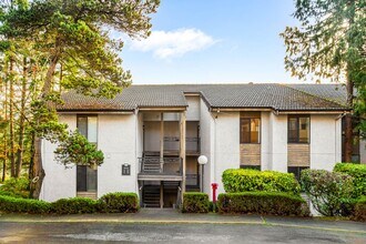 Building Photo - Limited Time Offer! Spacious 2Bd/2Bath Condo located in The Ridge Community in Bellevue