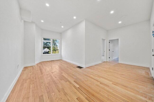 Building Photo - 417 Commercial St