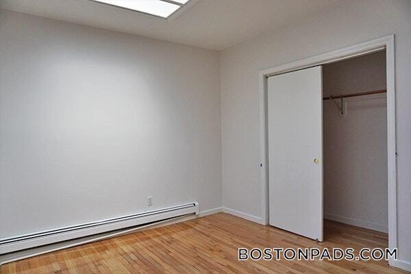 Building Photo - 250 River St