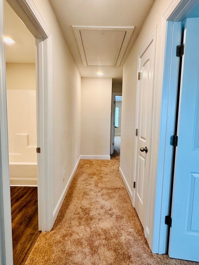 Building Photo - Convenient and Spacious Townhome