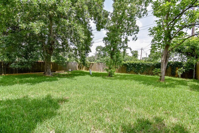 Building Photo - 2110 Hilton Head Dr