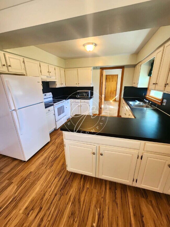 Building Photo - Sylvania Schools! Charming 3-Bedroom Ranch with Attached Garage & First-Floor Laundry