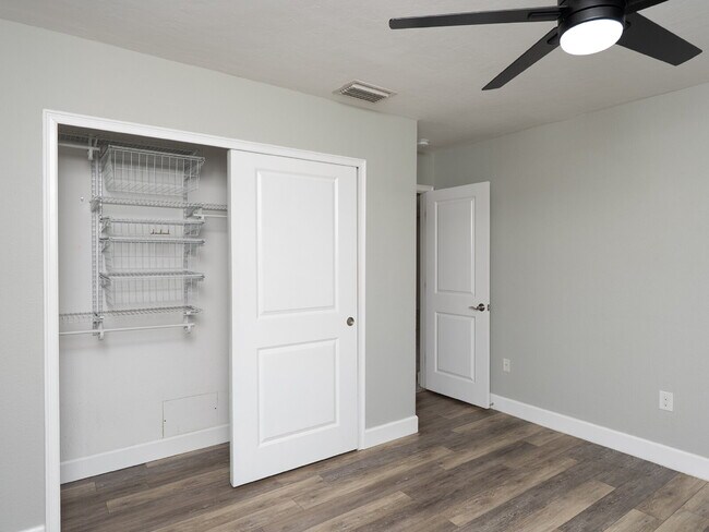 Building Photo - 153 Hourglass Dr