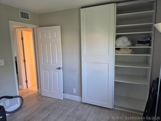 Building Photo - 2106 S Cypress Bend Dr