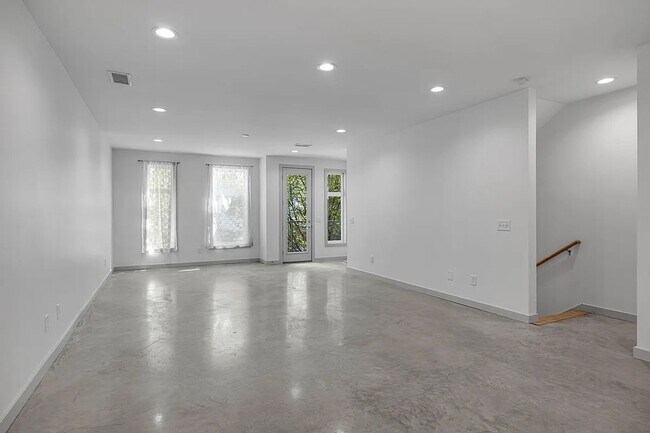 Building Photo - Great condo in East Nashville off Gallatin...