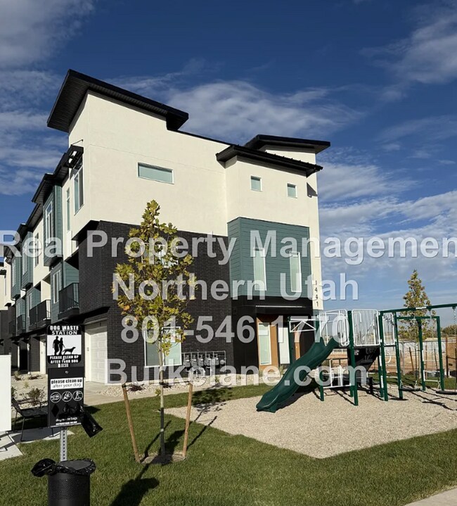 Building Photo - Newly Built 3 Bed 2.5 Bath Townhouse in Farmington