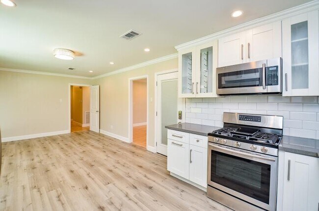 Building Photo - 8330 Waterbury Dr