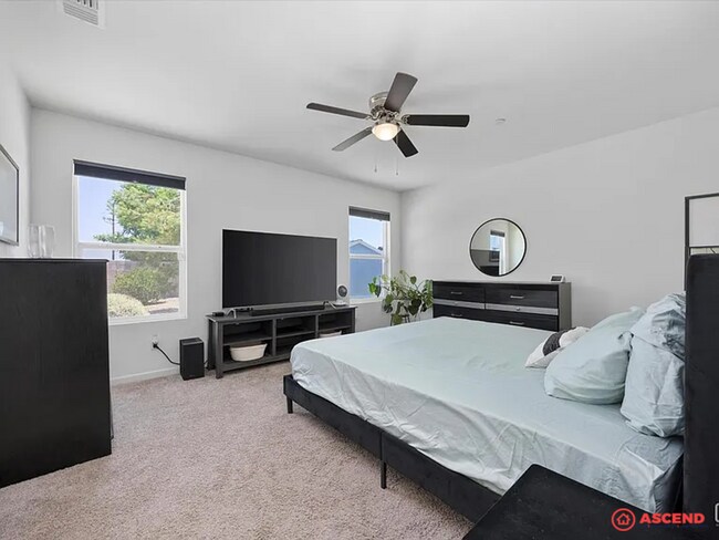 Building Photo - Stunning 4 Bedroom in Southwest Bakersfield!