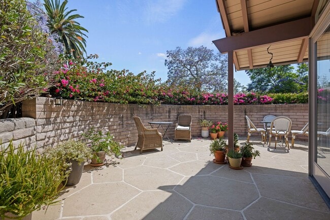 Building Photo - Beautifully updated two bedroom two bath in the heart of Santa Barbara!