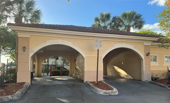 Building Photo - 2492 Centergate Dr