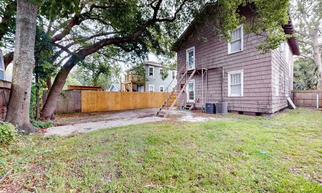 Building Photo - Stunning Upstairs 2-Bed, 1-Bath, Kitchen, ...