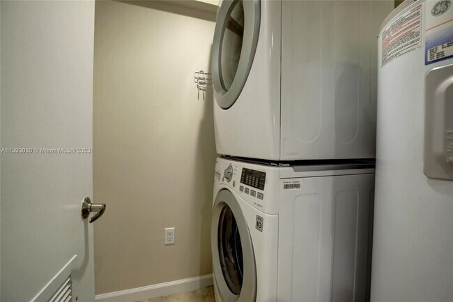 Building Photo - 2699 Tigertail Ave