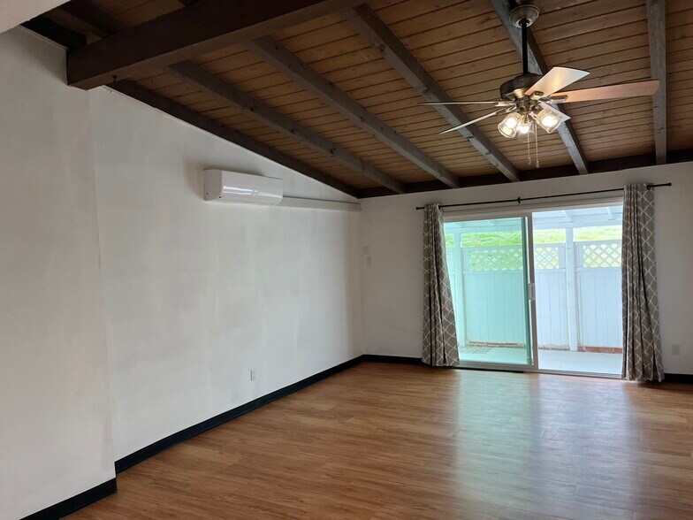 Living Room with view to back patio - 4607 Plaza Ln