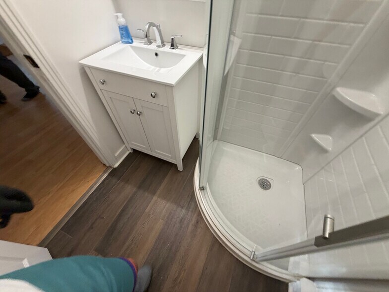 Building Photo - Room in House on Cox Mill Rd