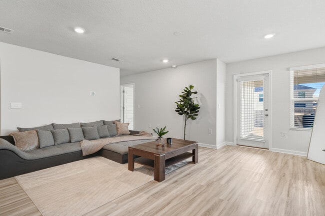 Building Photo - 526 Mary Lou Way