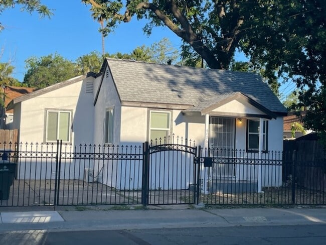 Primary Photo - 4006 34th St - Sacramento 95820