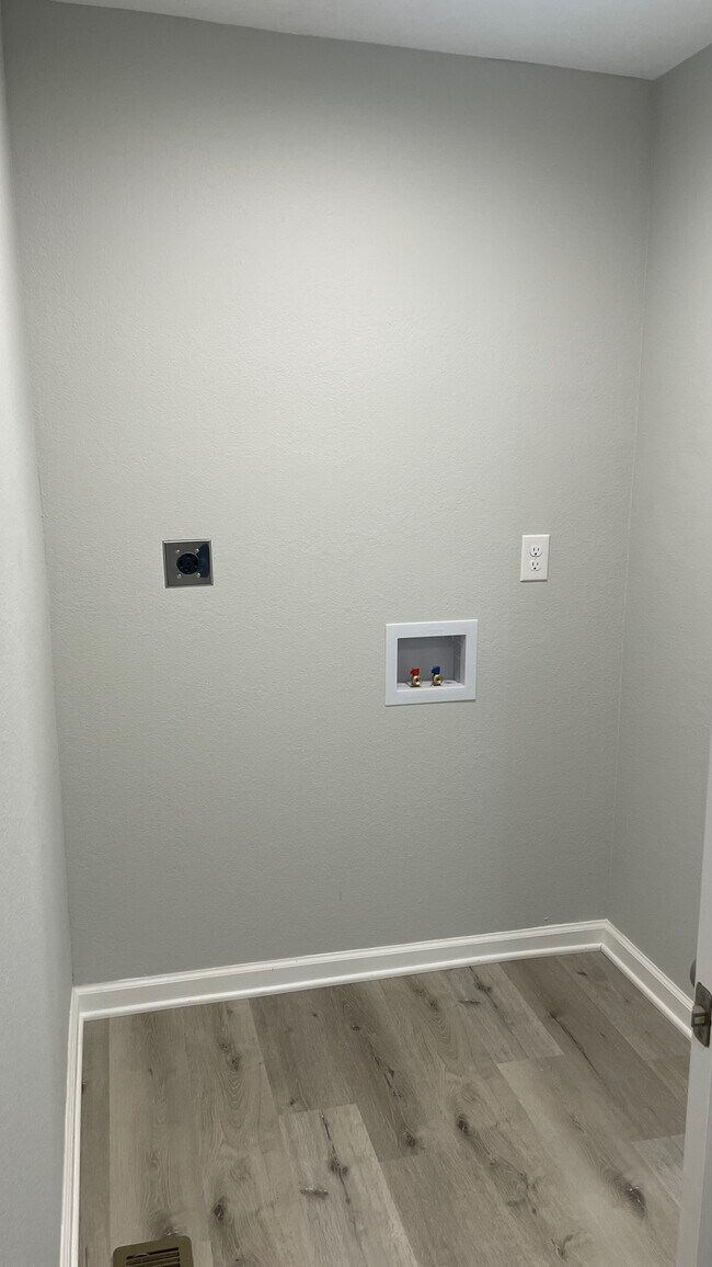 Building Photo - 323 Co Rd 166