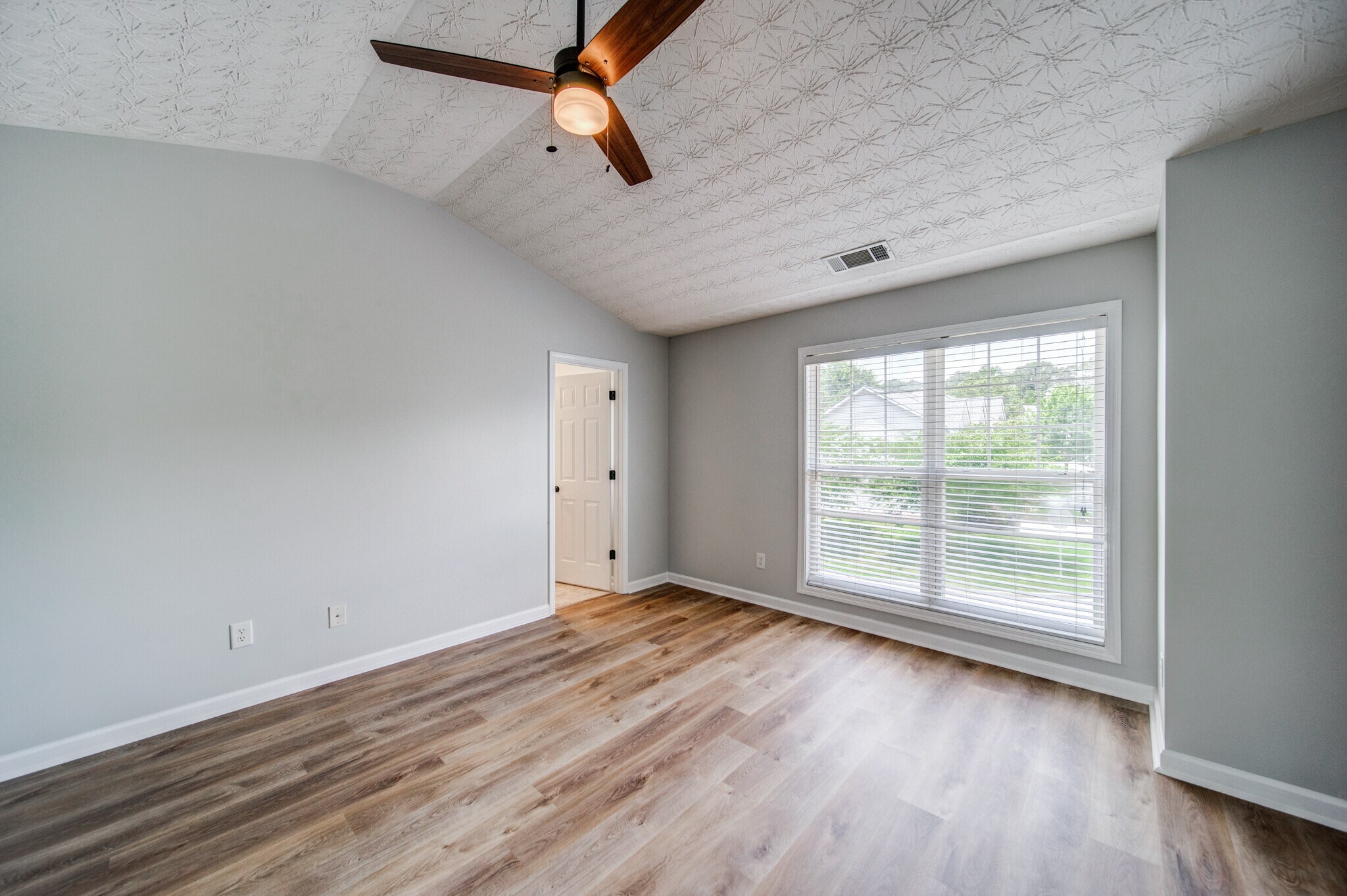 Building Photo - 211 Pearl Chambers Dr