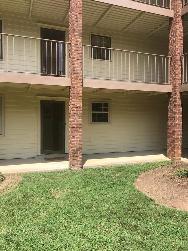 Building Photo - 2 Bed/2 Bath Condo located in Green Hills only minutes to Vandy and Easy Interstate Access, 1 Car...