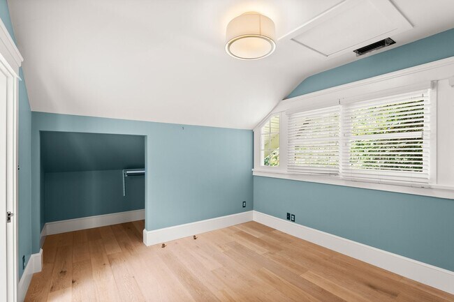 Building Photo - Stunning Portland Heights Craftsman for Re...