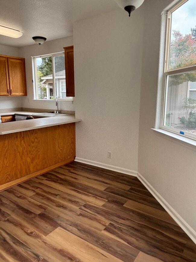 Building Photo - rh2643bussdr