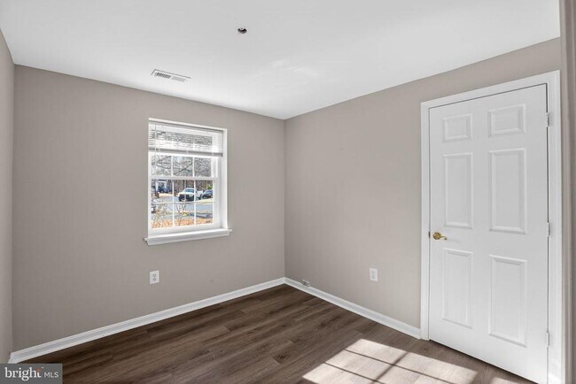 Building Photo - 5828 Ruxton Dr