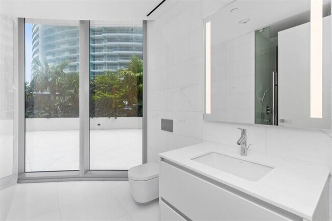 Building Photo - 300 Biscayne Blvd Way