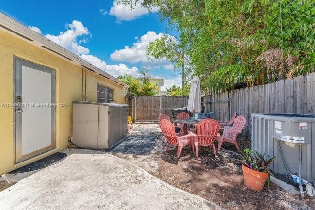 Building Photo - 209 S Palmway