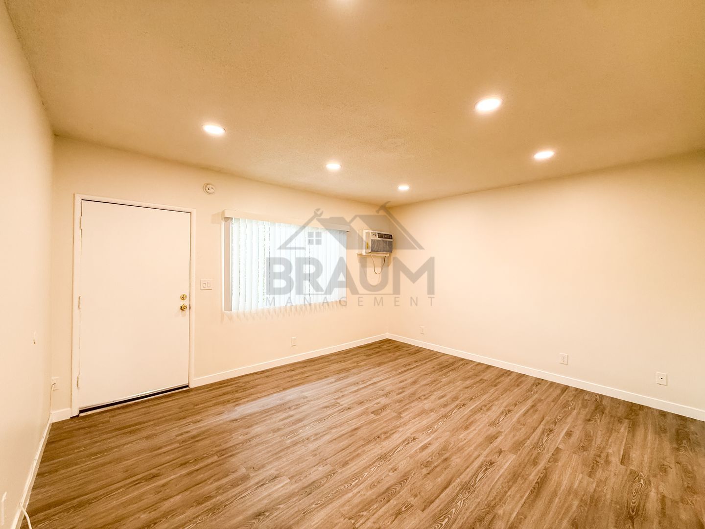 Building Photo - 15546 Vanowen St